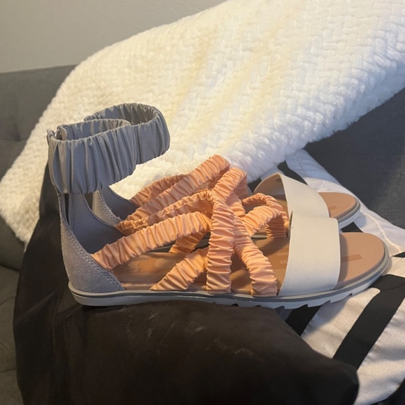 Sorel Sandals NWOT Best Fits size 8! - Picture 2 of 4